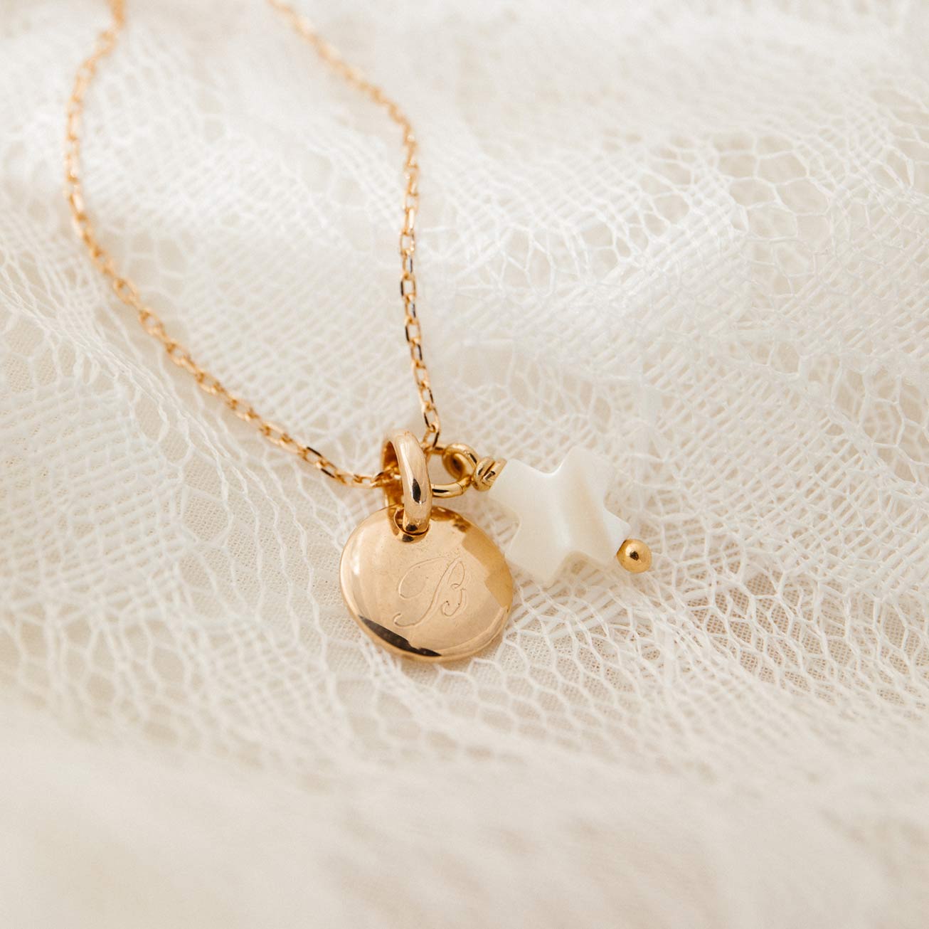 Collier baptême initiale et croix nacre